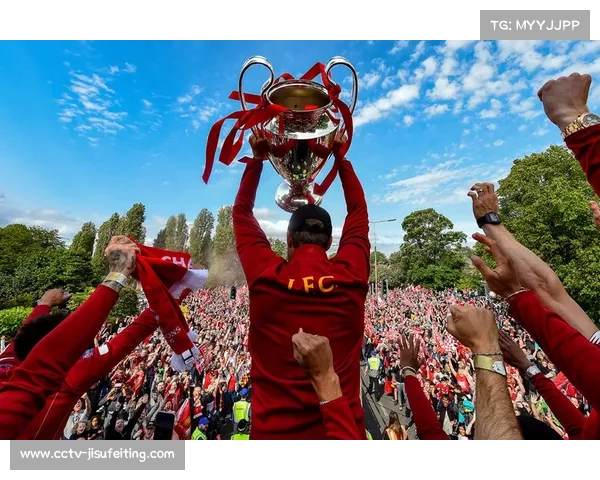 弗拉门戈队长高举奖杯，纪念碑球场燃放烟花